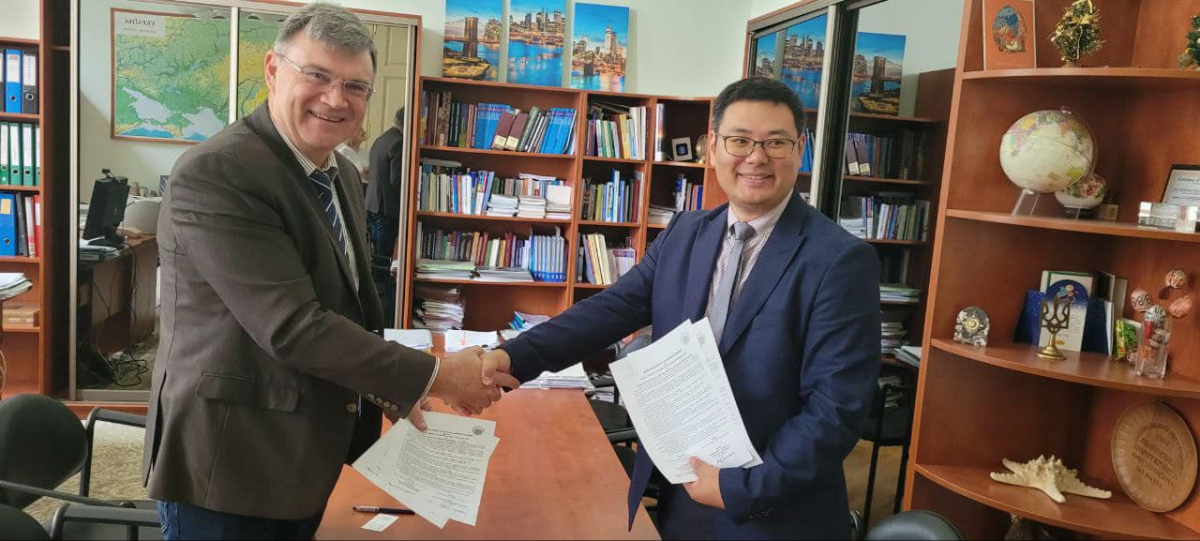 Фото з підписання меморандуму