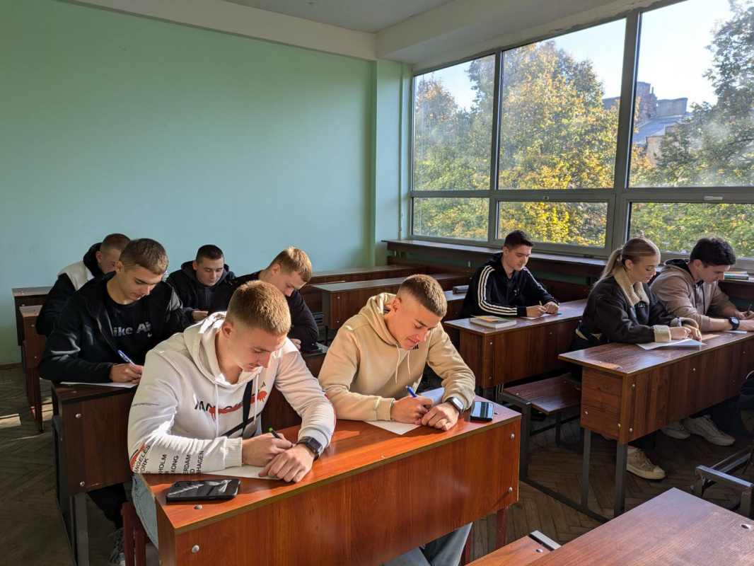 Фото із заходу