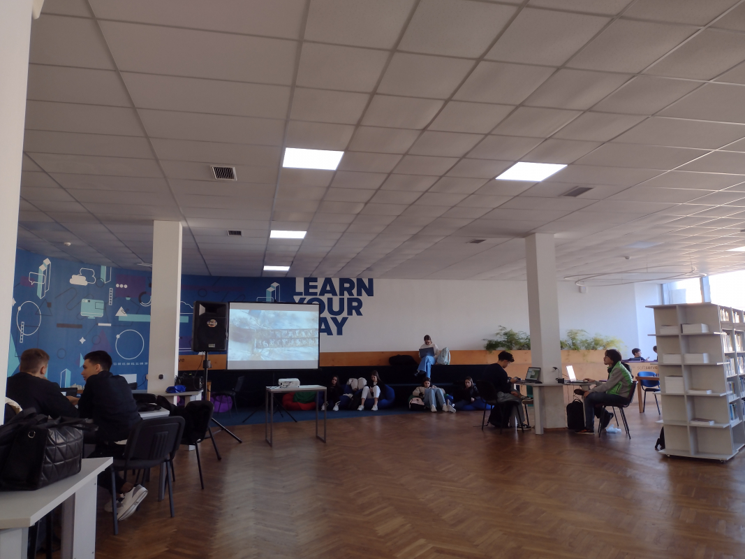 Фото із заходу