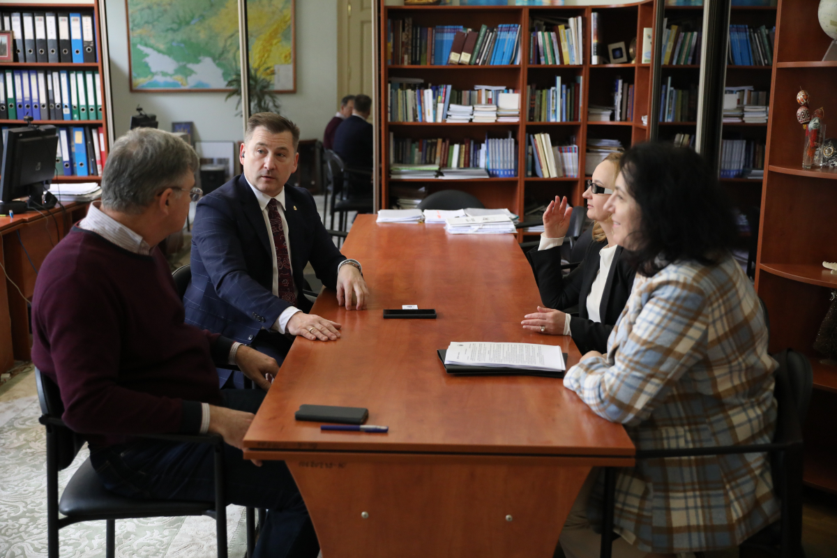 Фото з підписання меморандуму