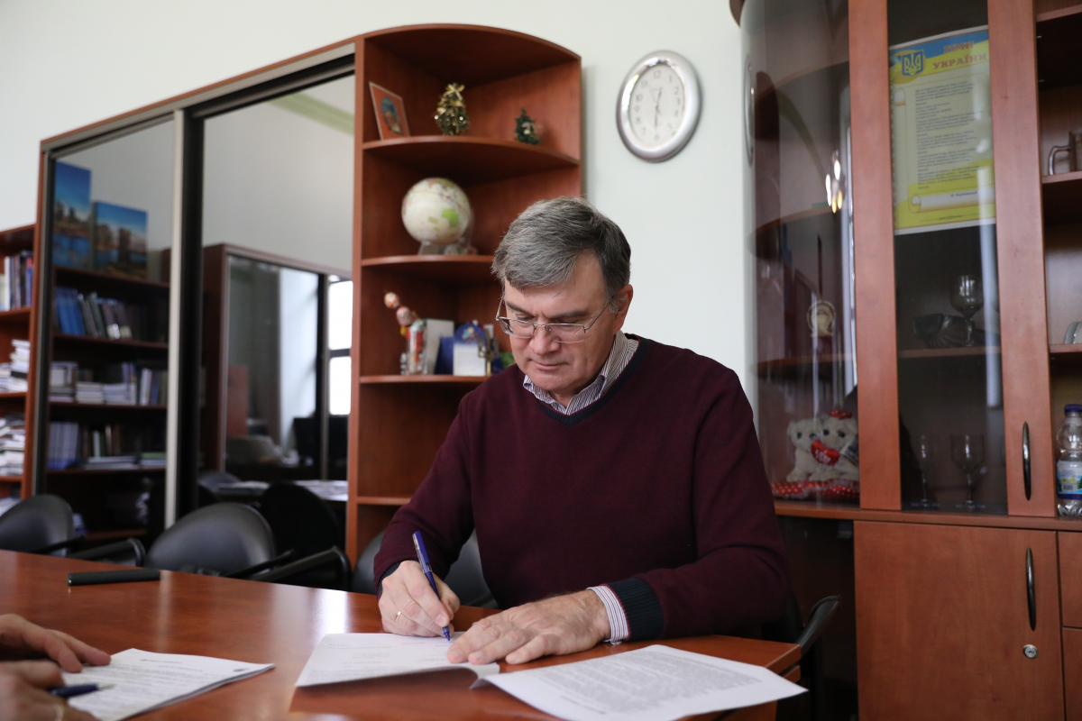 Фото з підписання меморандуму