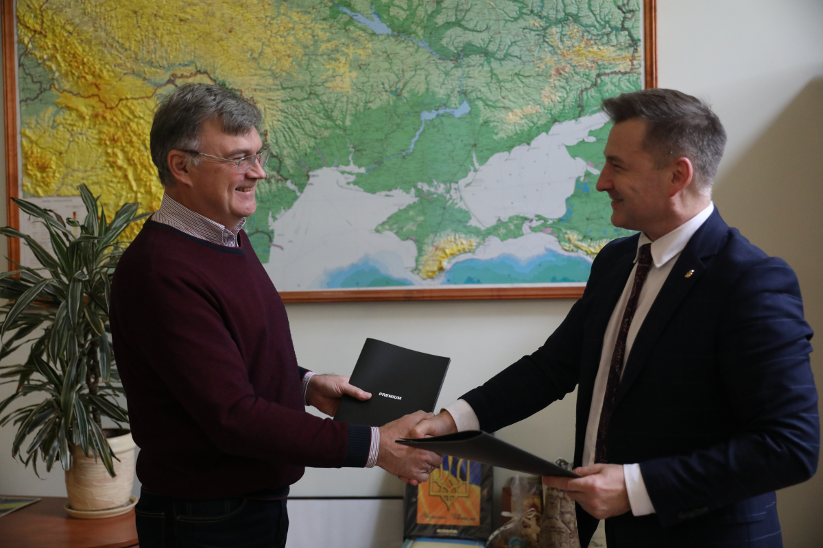 Фото з підписання меморандуму