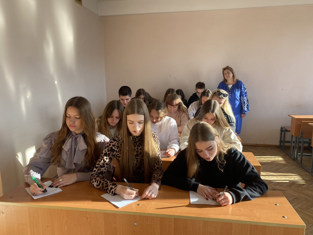 Фото із заходу