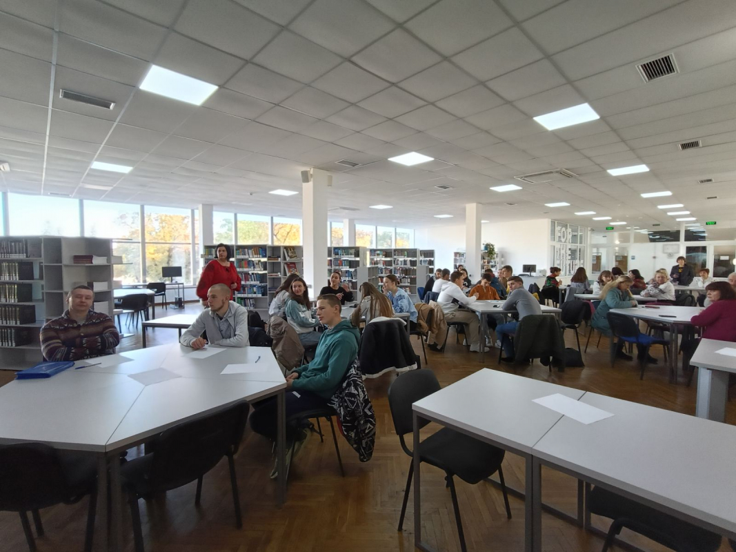 Фото із заходу