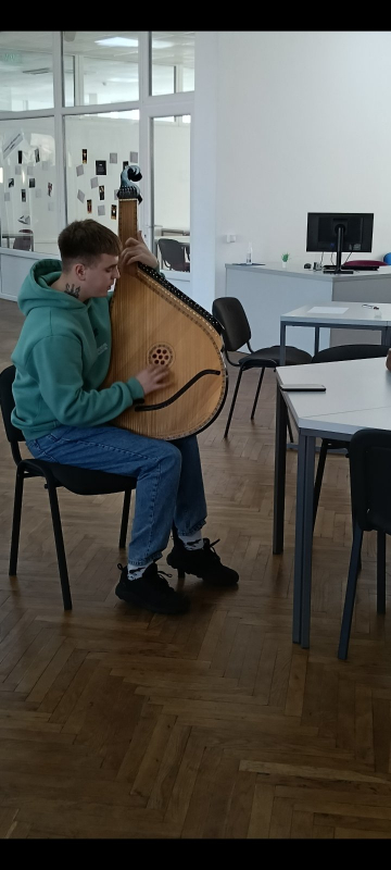 Фото із заходу