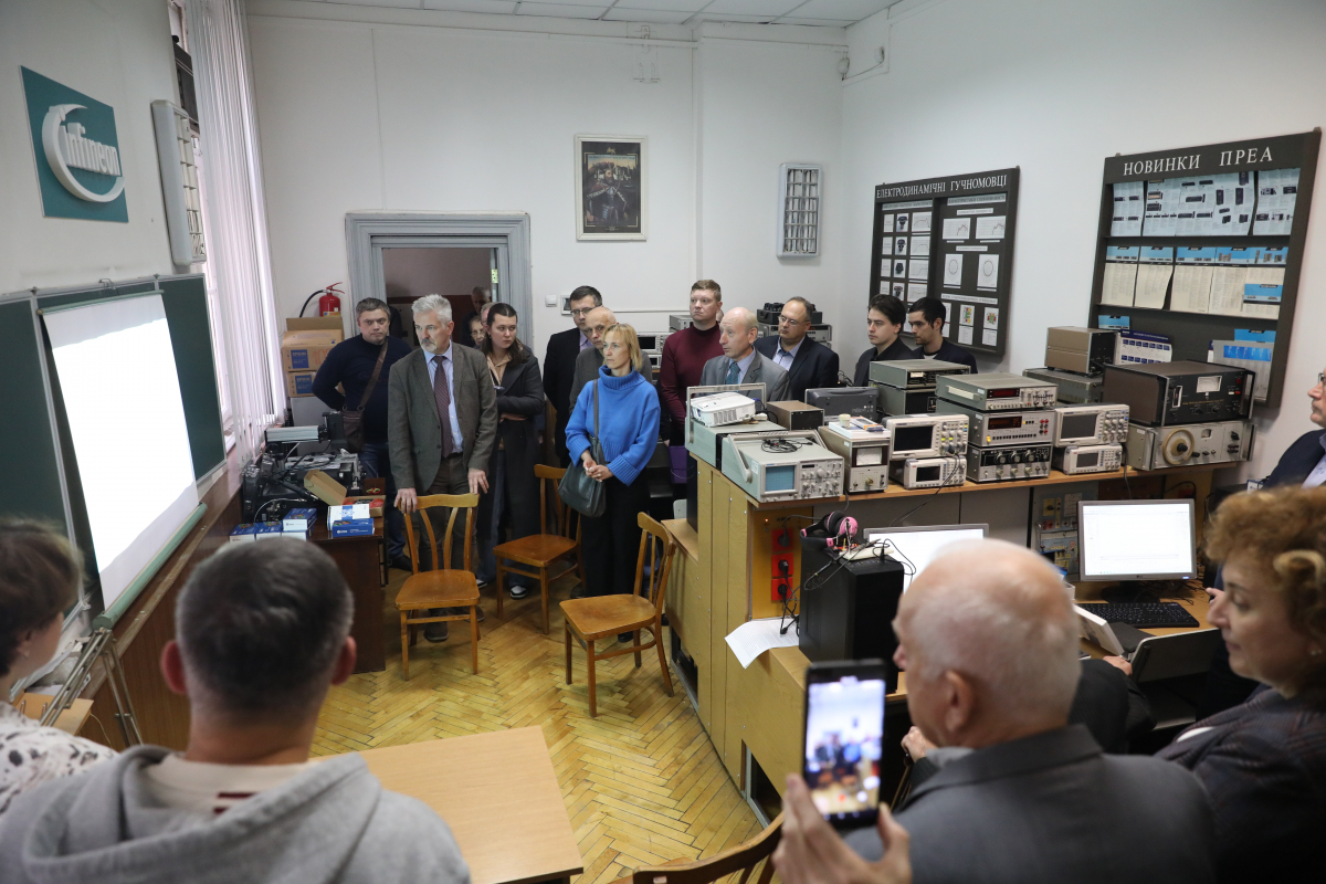 Фото з відкриття лабораторії