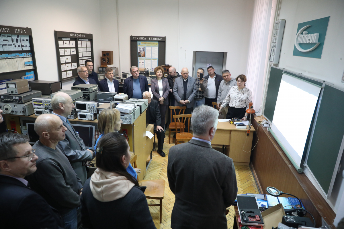 Фото з відкриття лабораторії