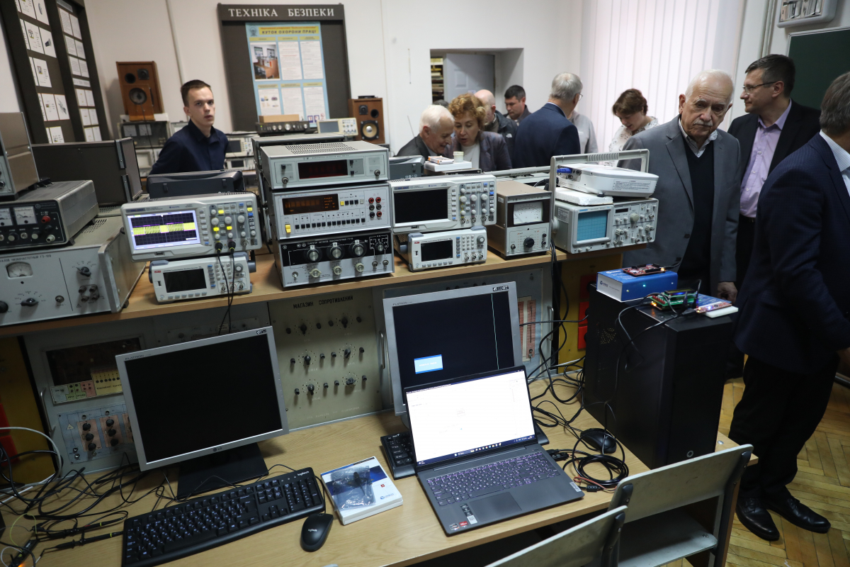 Фото з відкриття лабораторії