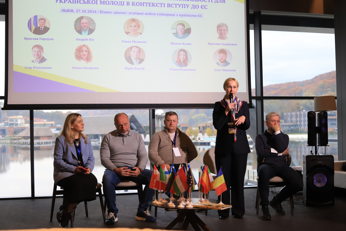 Фото із заходу