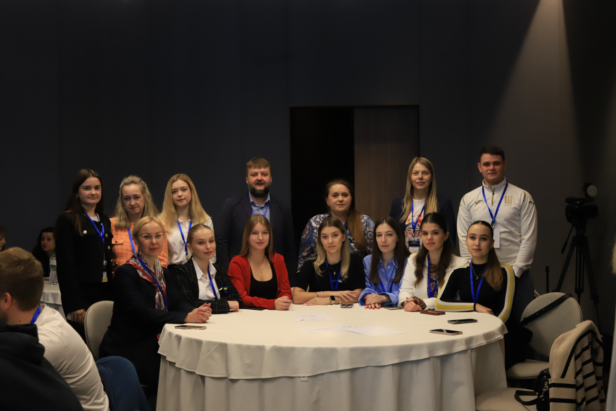 Фото із заходу