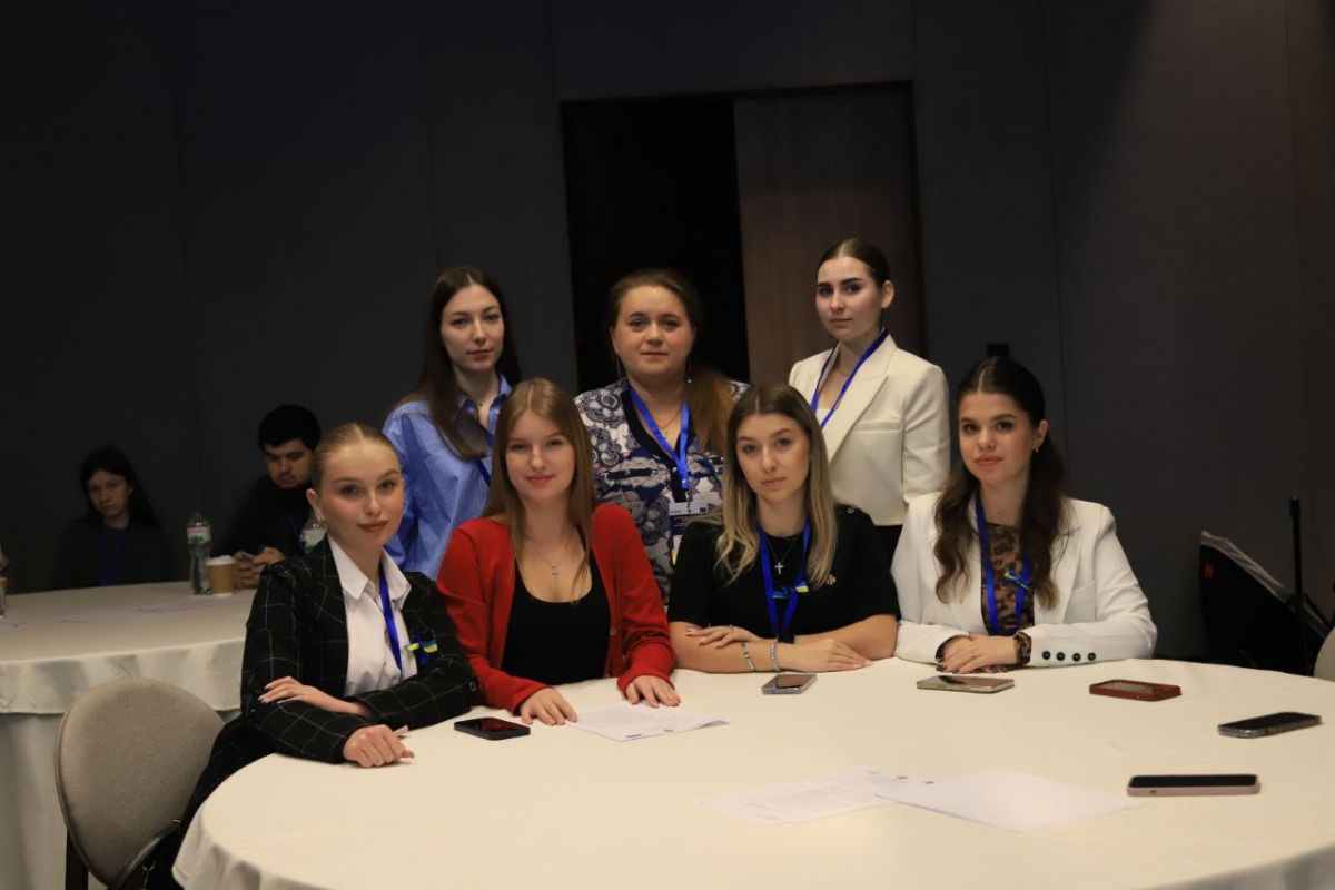 Фото із заходу