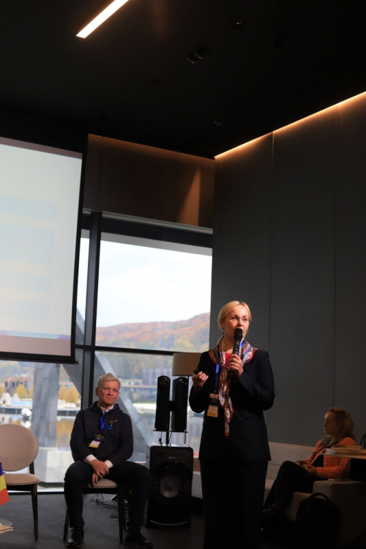 Фото із заходу