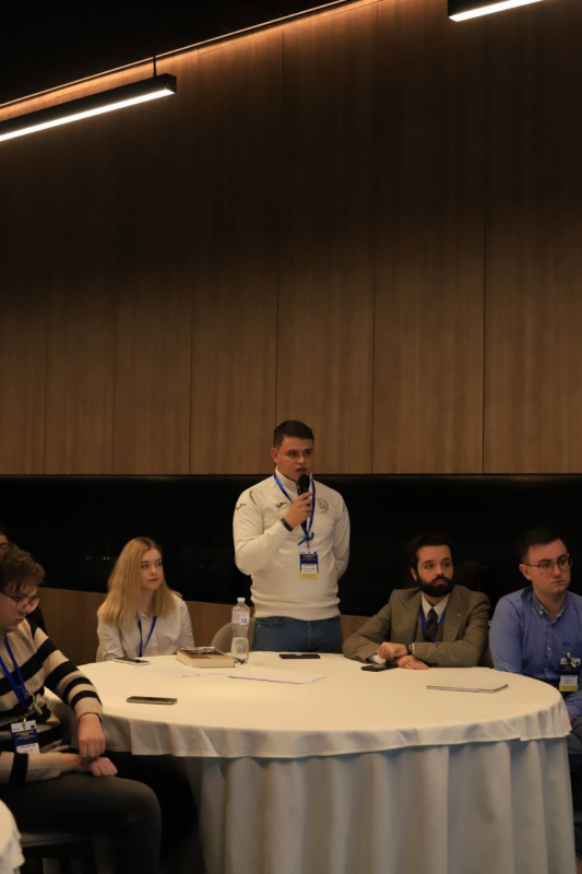 Фото із заходу