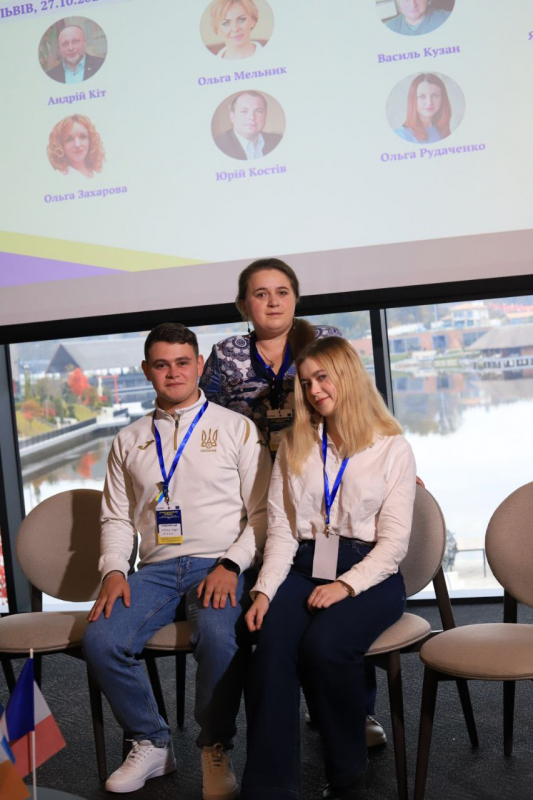 Фото із заходу