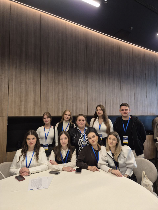 Фото із заходу