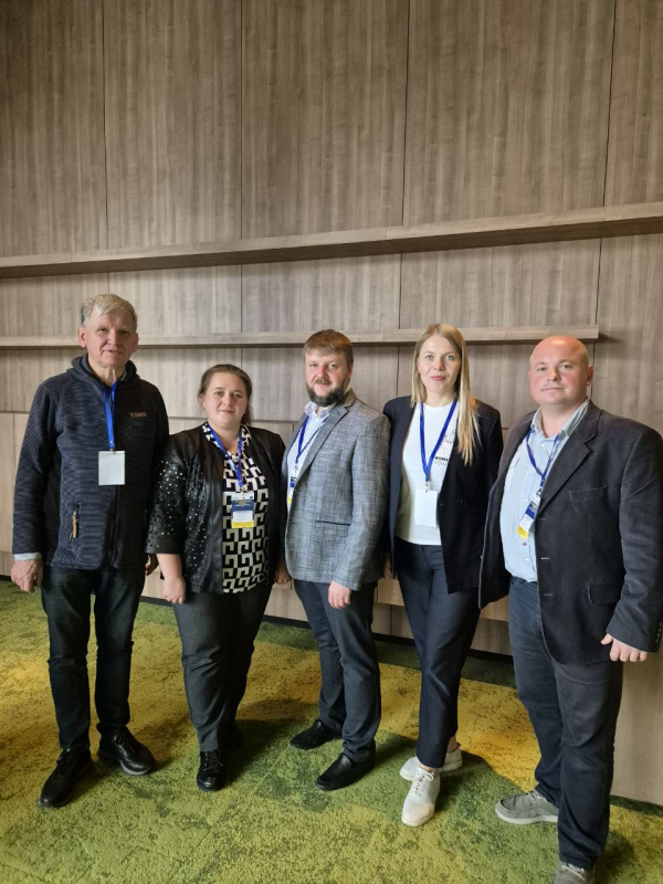 Фото із заходу