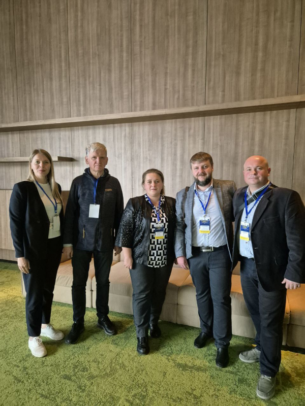 Фото із заходу