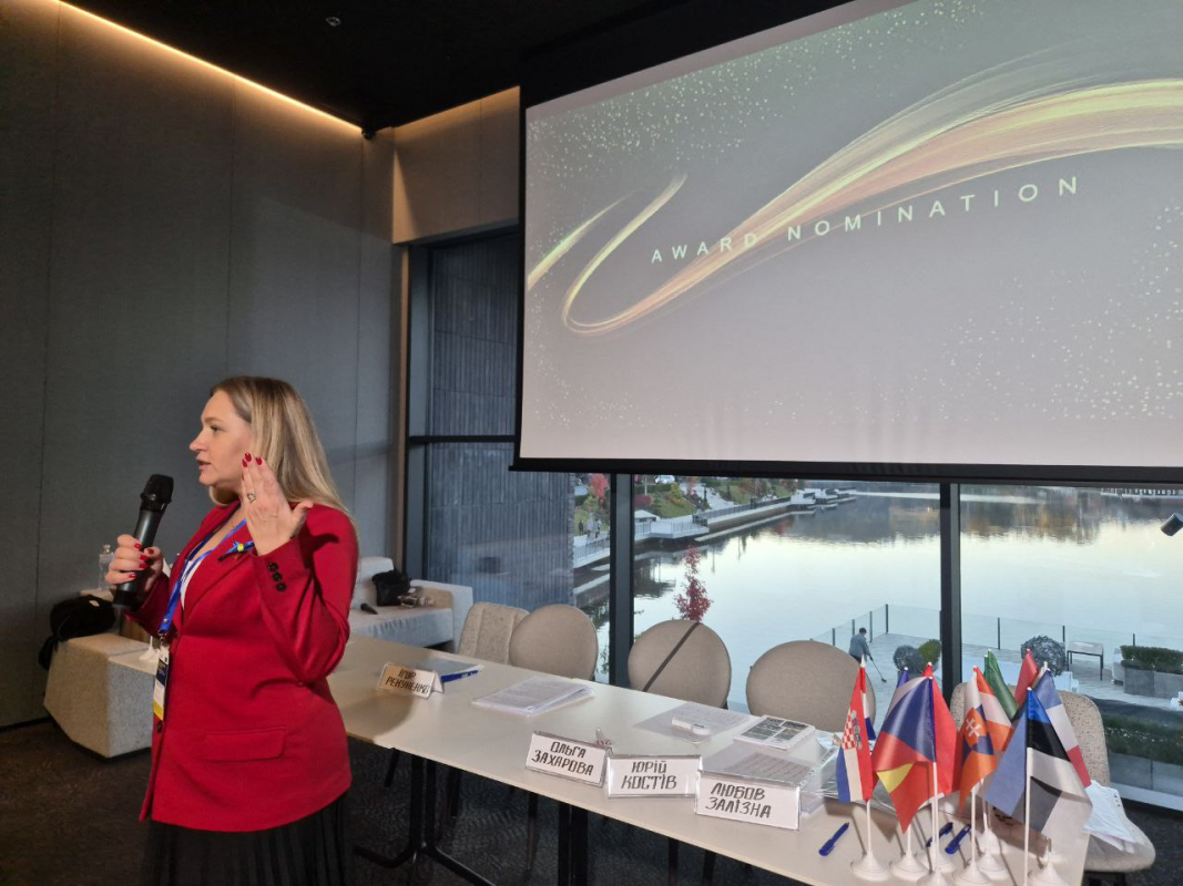 Фото із заходу