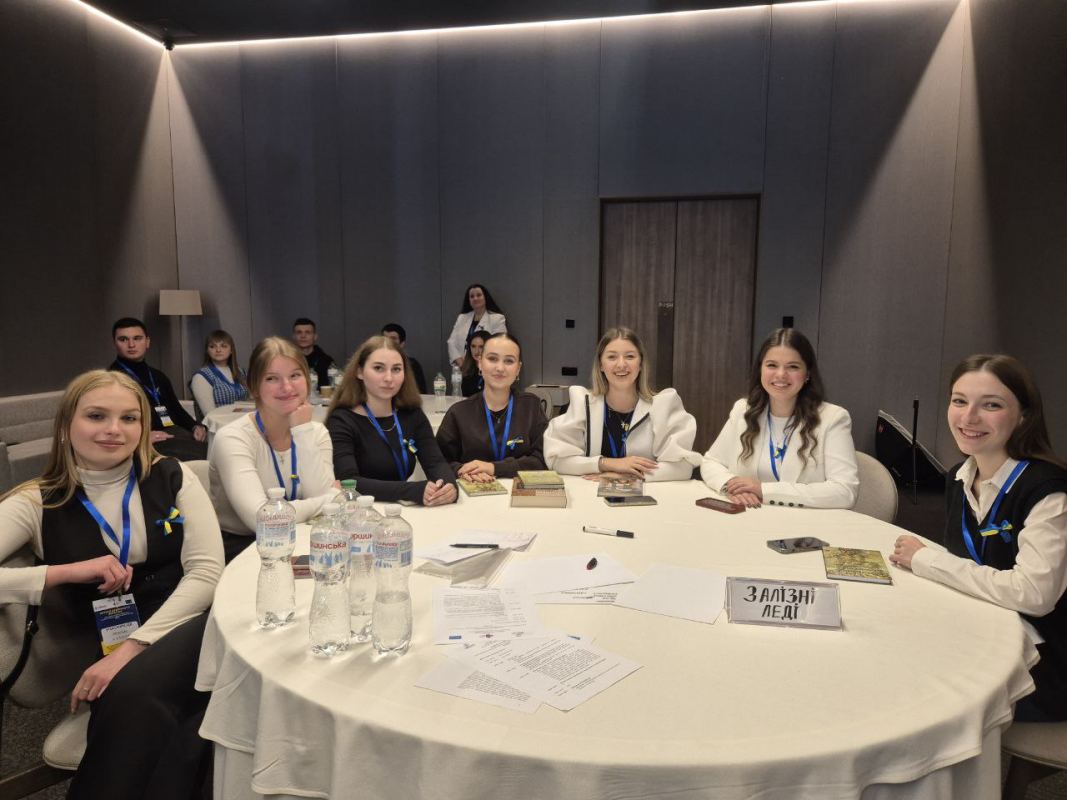 Фото із заходу