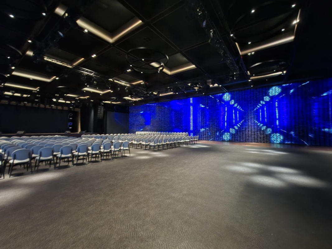 Фото із заходу