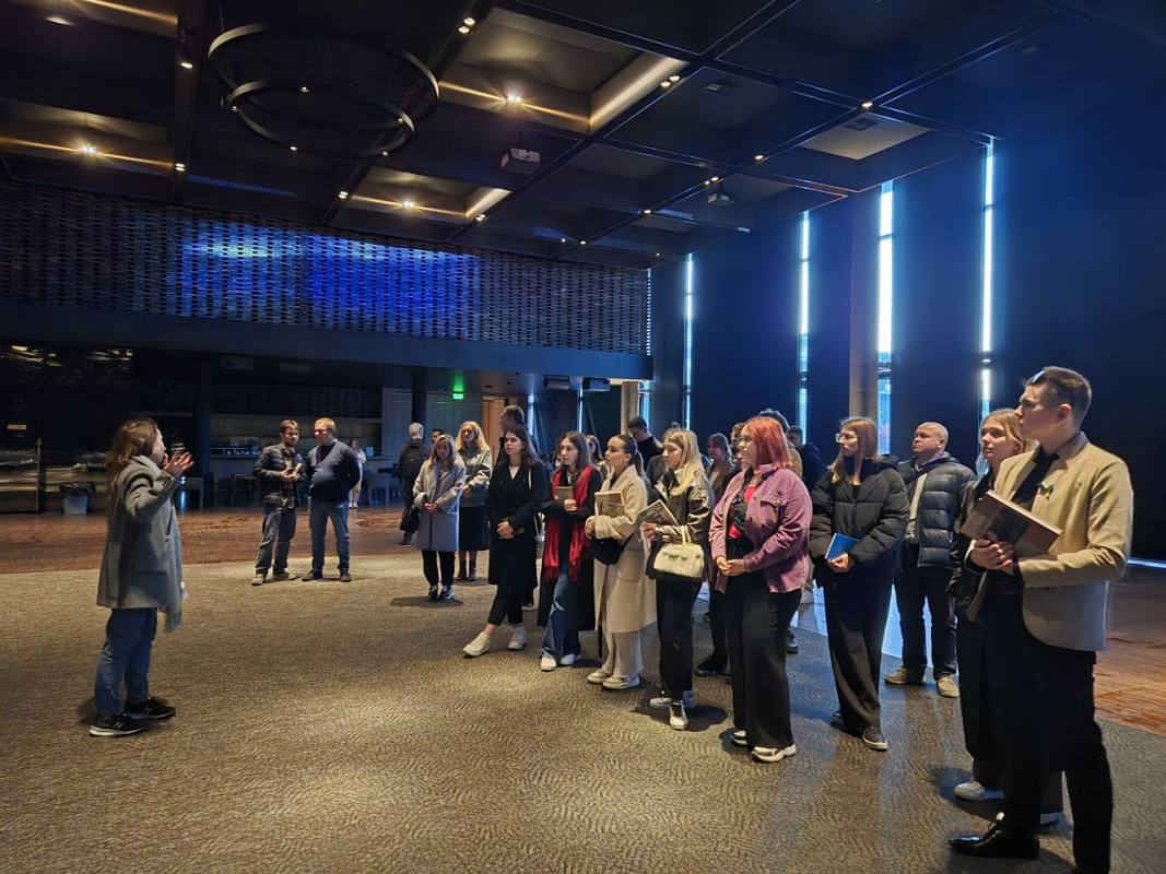 Фото із заходу