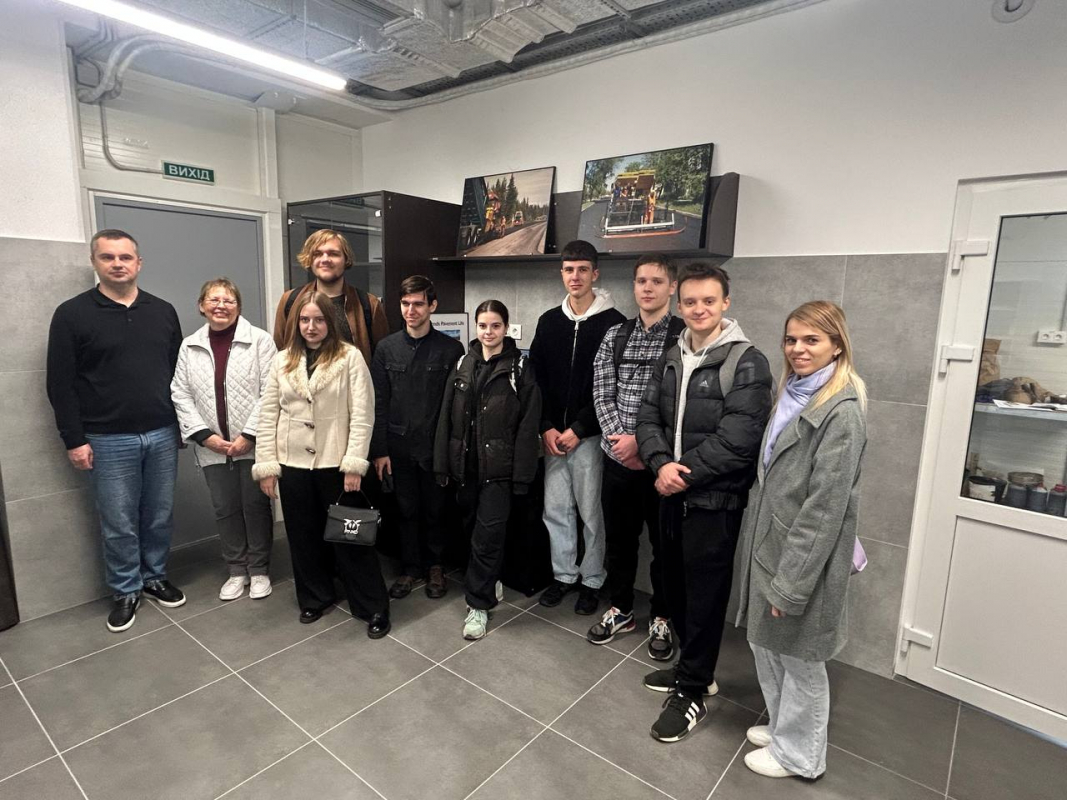 Фото з відвідин лабораторії