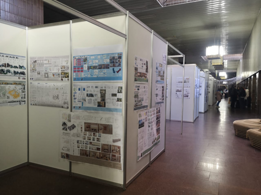 Фото із заходу