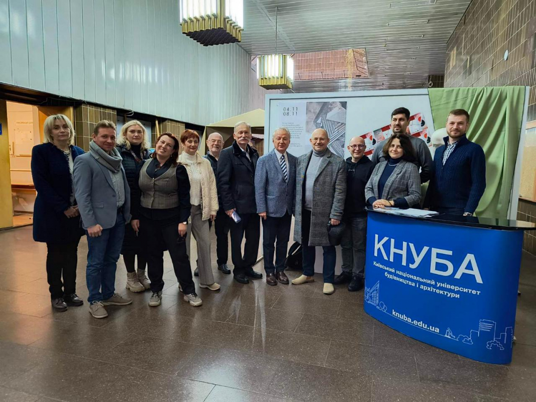 Фото із заходу