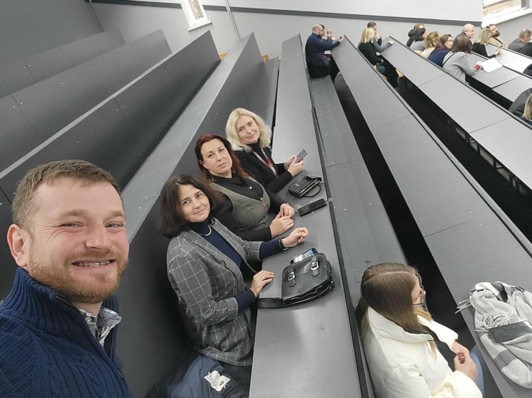 Фото із заходу