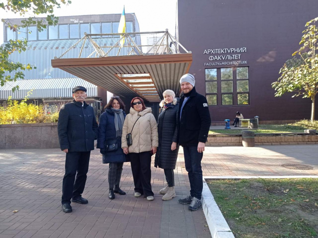 Фото із заходу