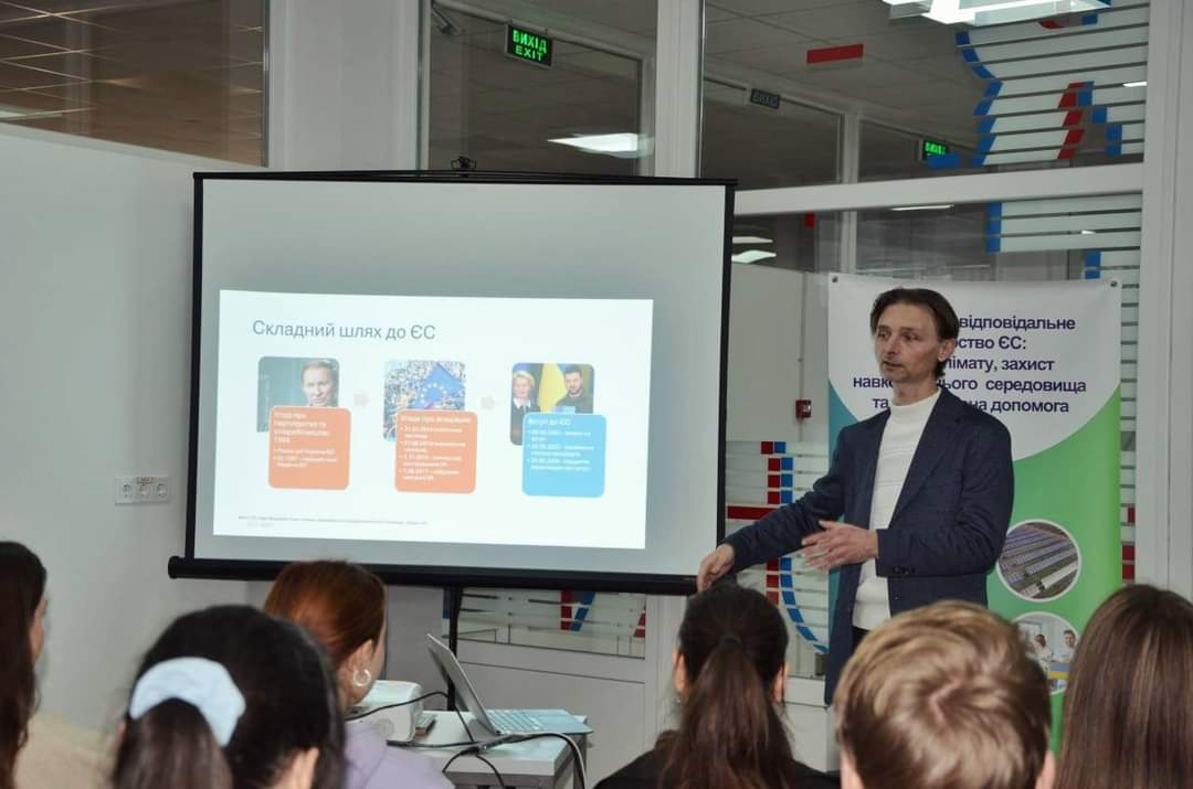 Фото із засідання клубу