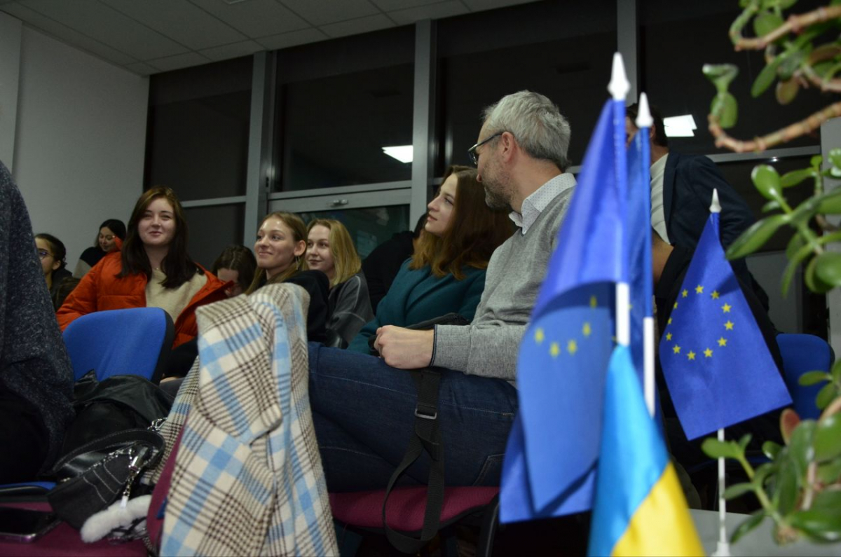 Фото із засідання клубу