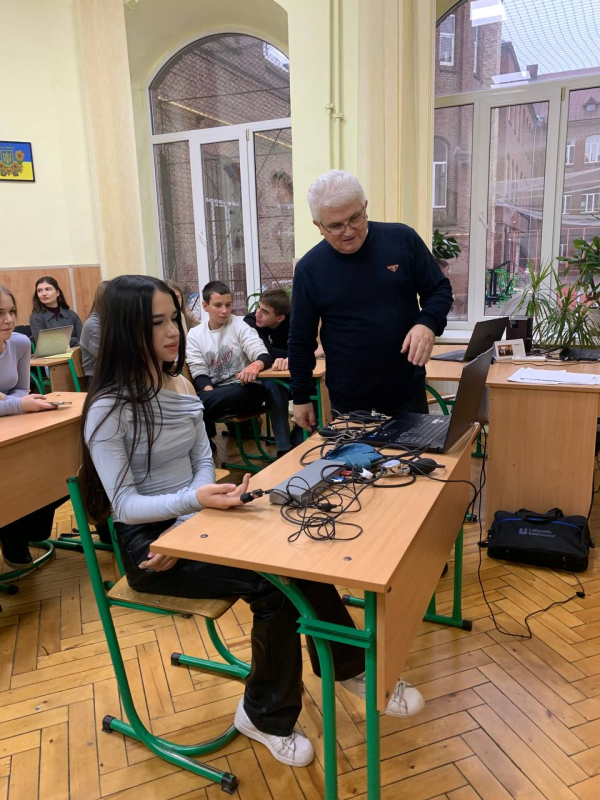 Фото із заходу