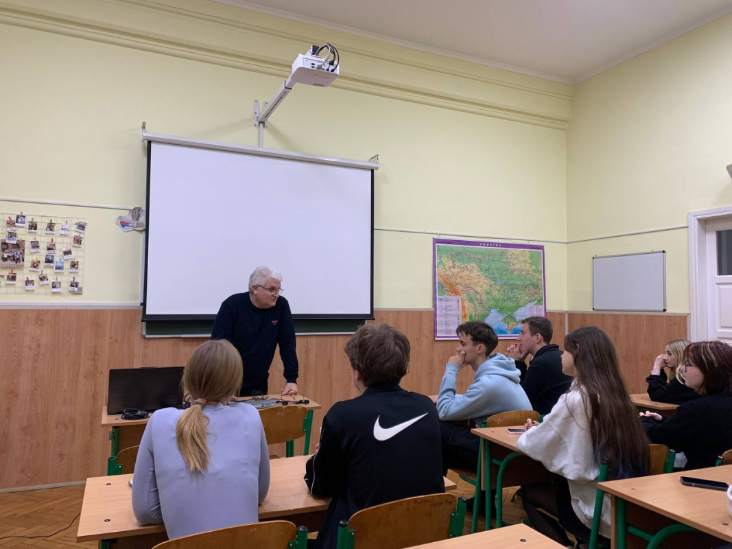 Фото із заходу