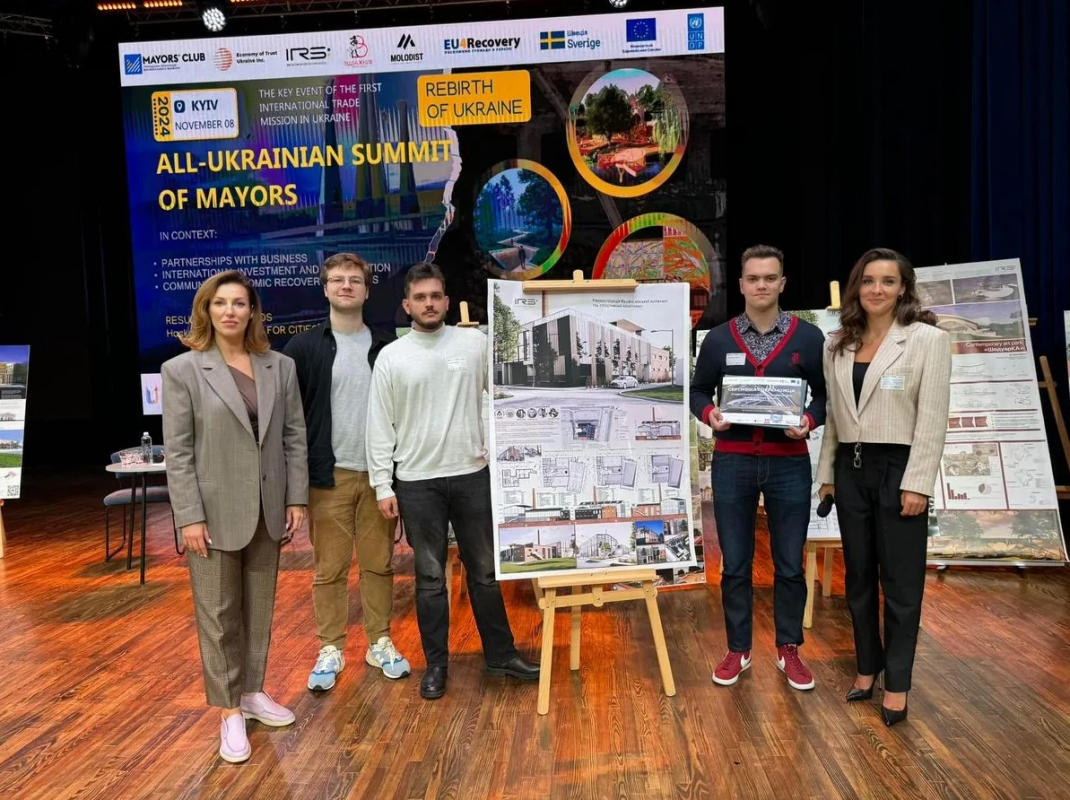 Фото із заходу