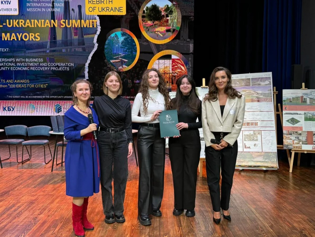 Фото із заходу