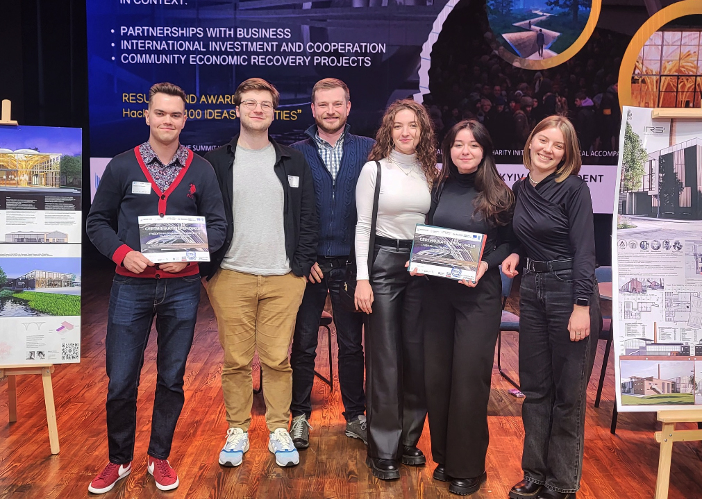 Фото із заходу