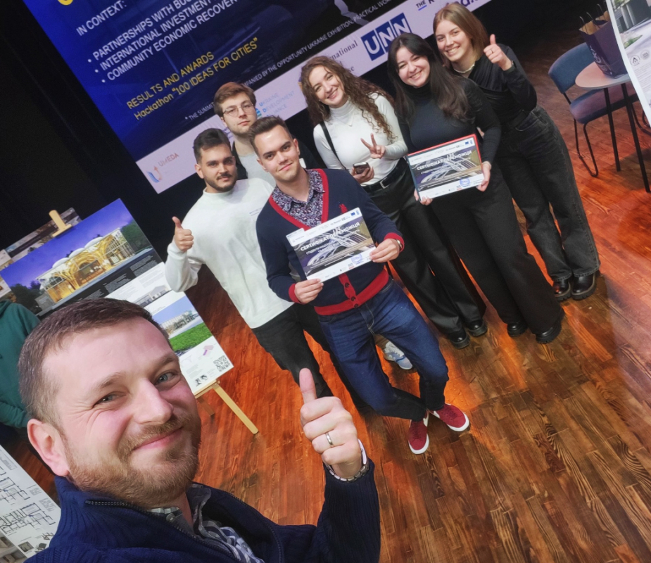 Фото із заходу