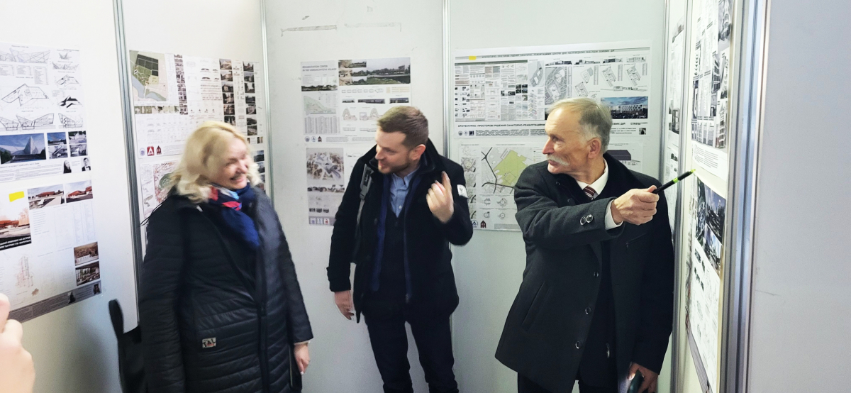 Фото із заходу