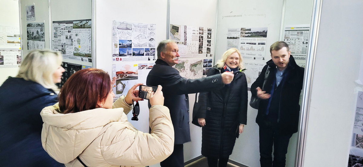 Фото із заходу