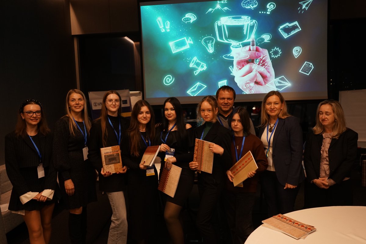 Фото із заходу