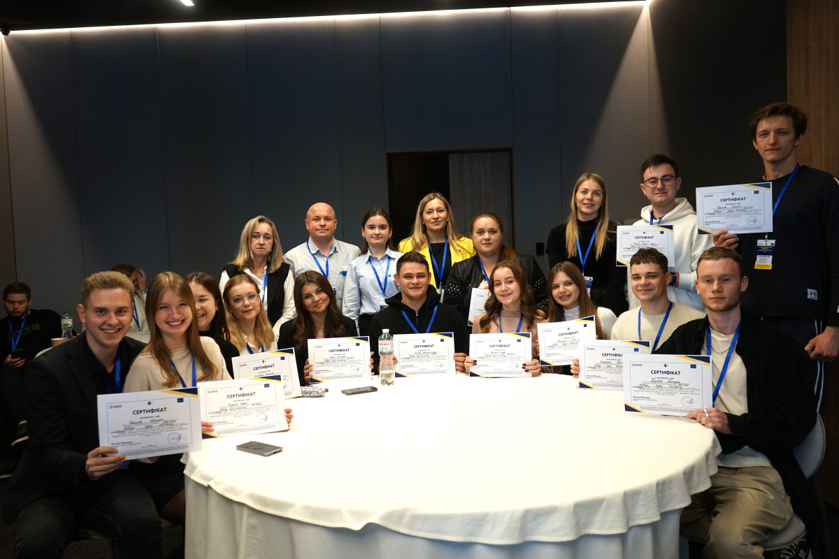 Фото із заходу