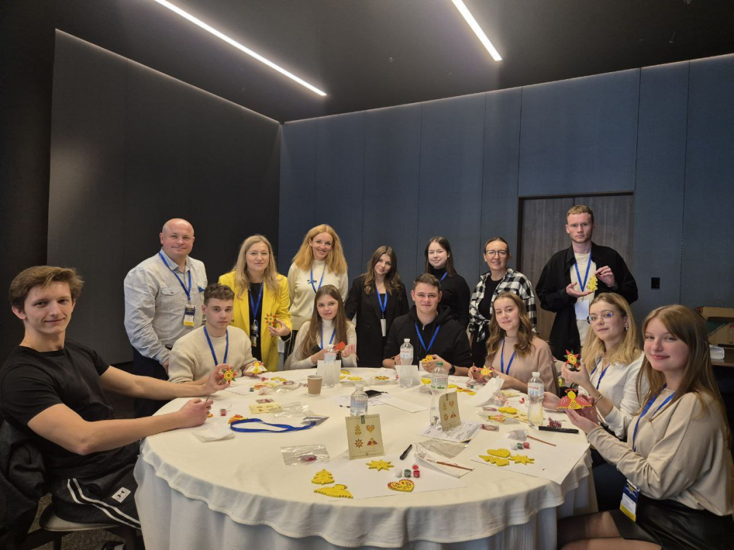 Фото із заходу