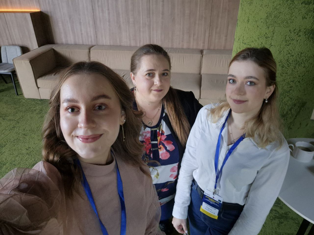 Фото із заходу