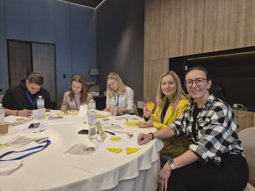 Фото із заходу