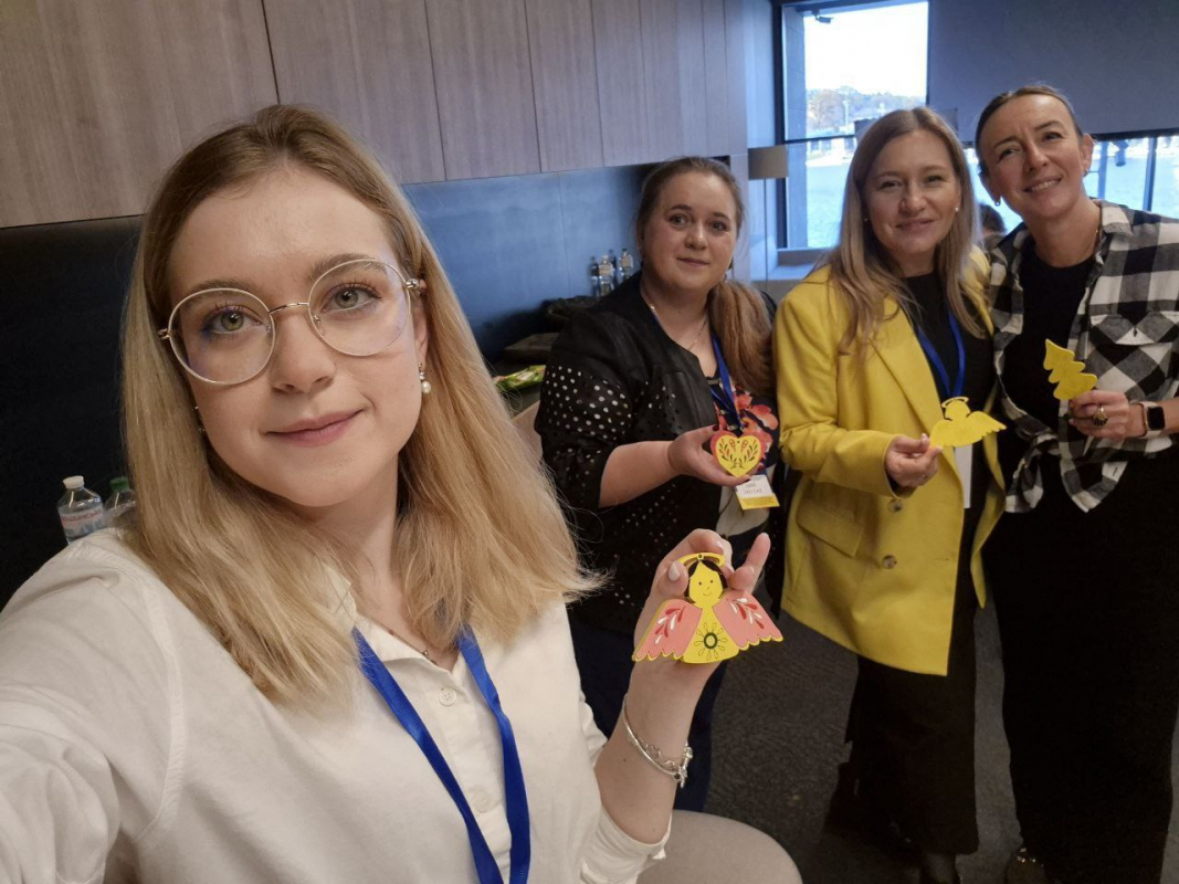 Фото із заходу