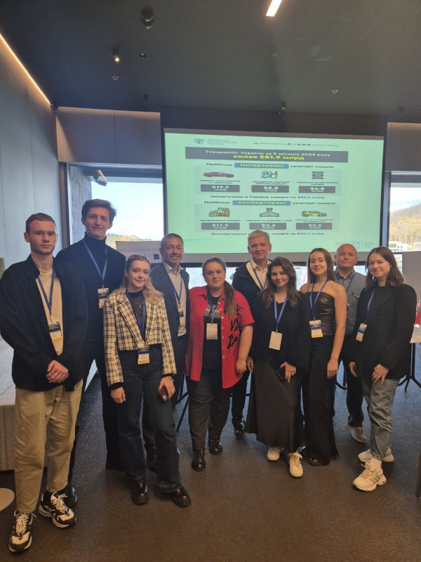 Фото із заходу