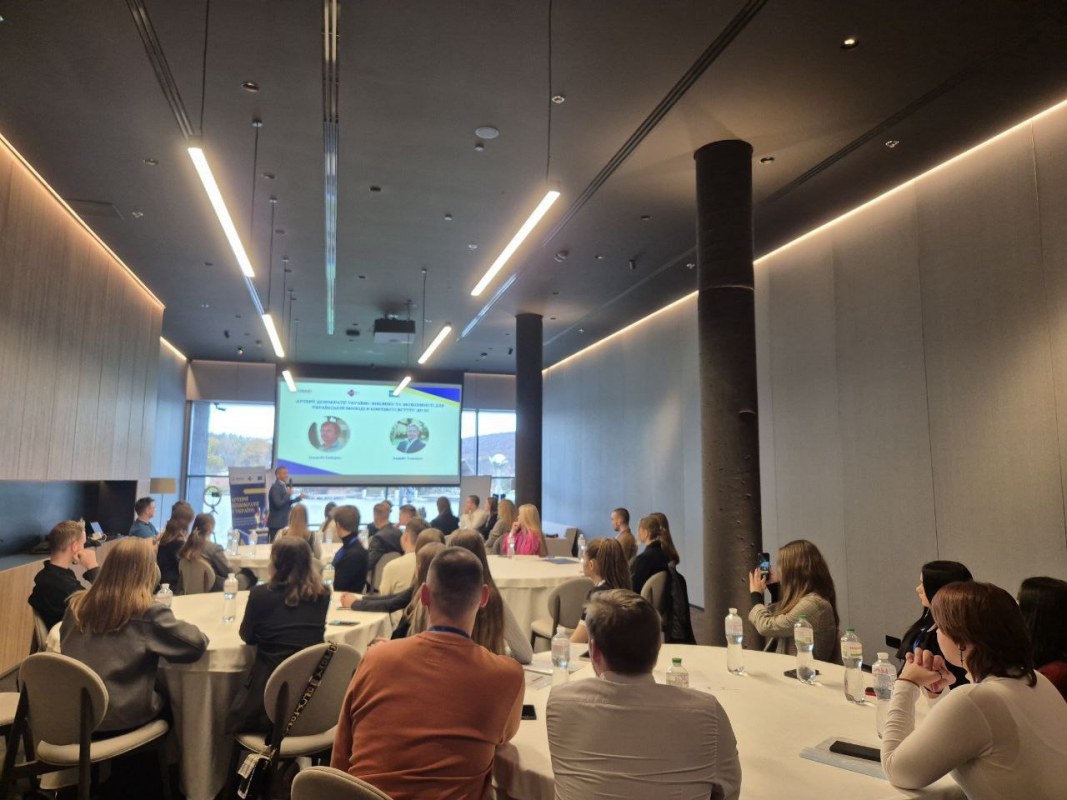 Фото із заходу