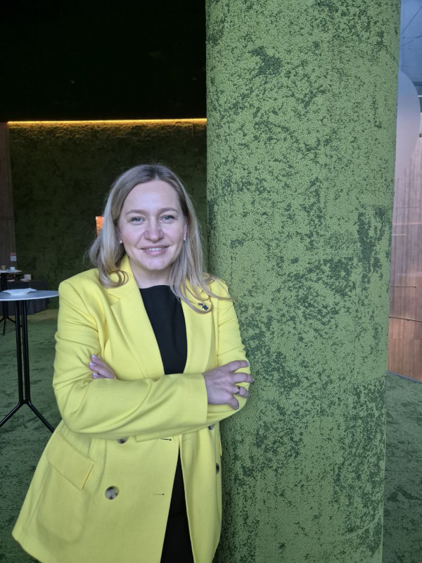 Фото із заходу