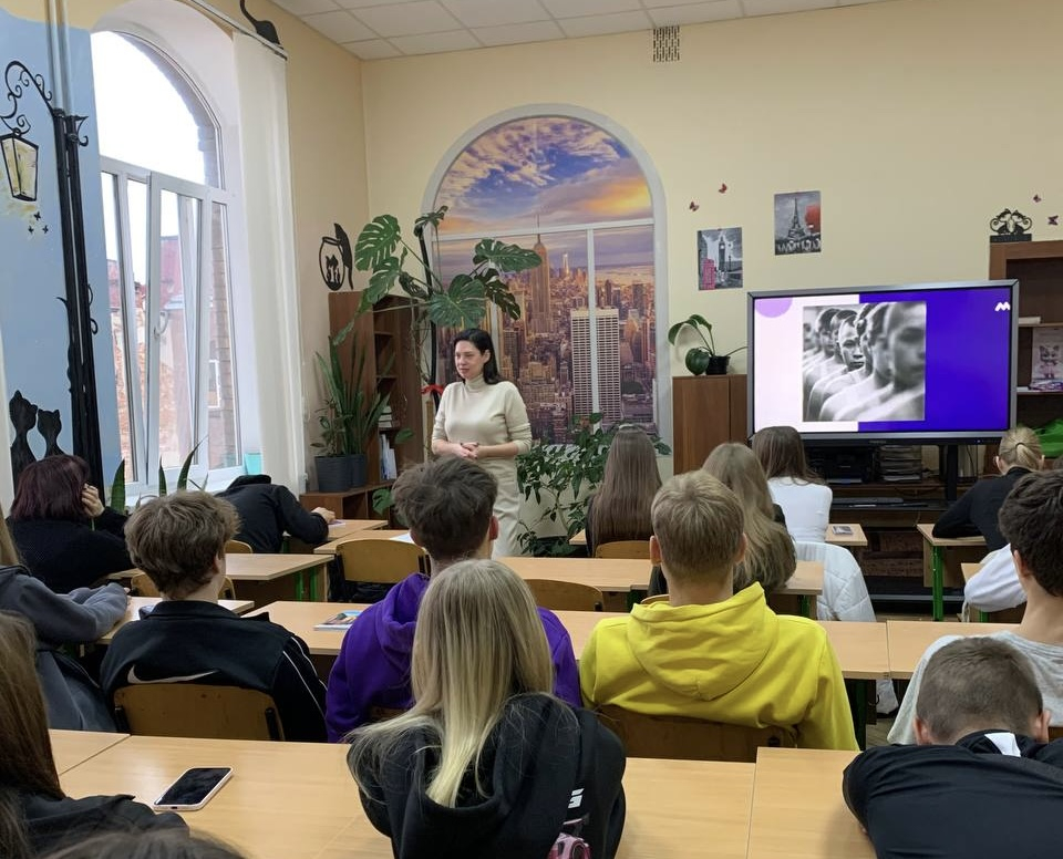 Фото із заходу